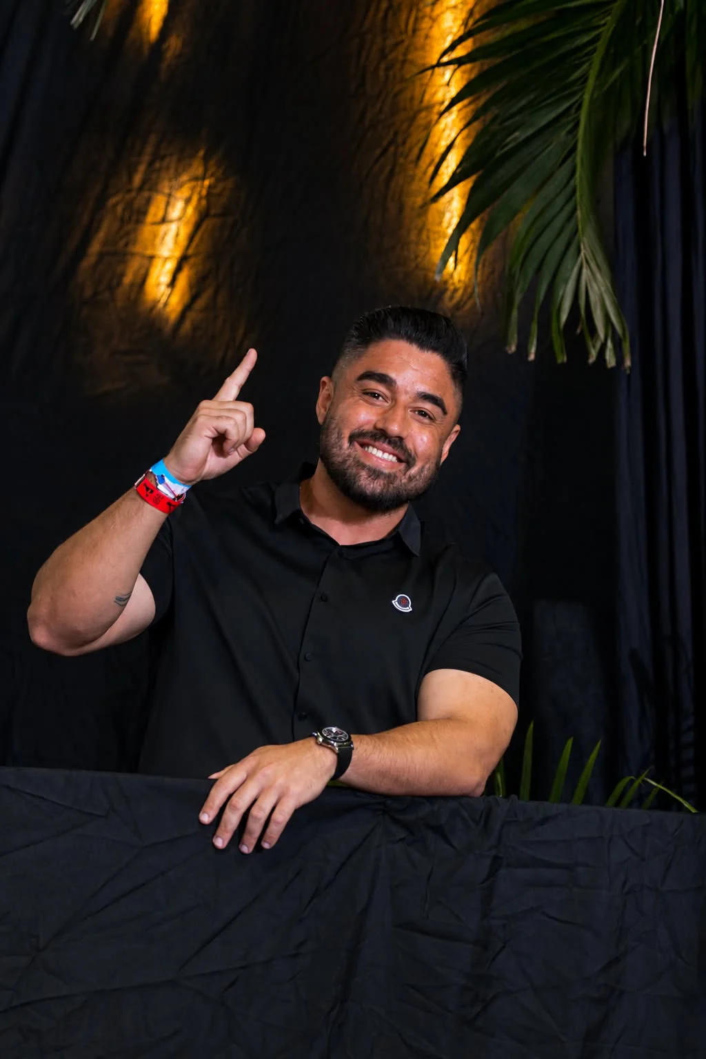 James Guimarães em uma experiência presencial, sorrindo e apontando para cima